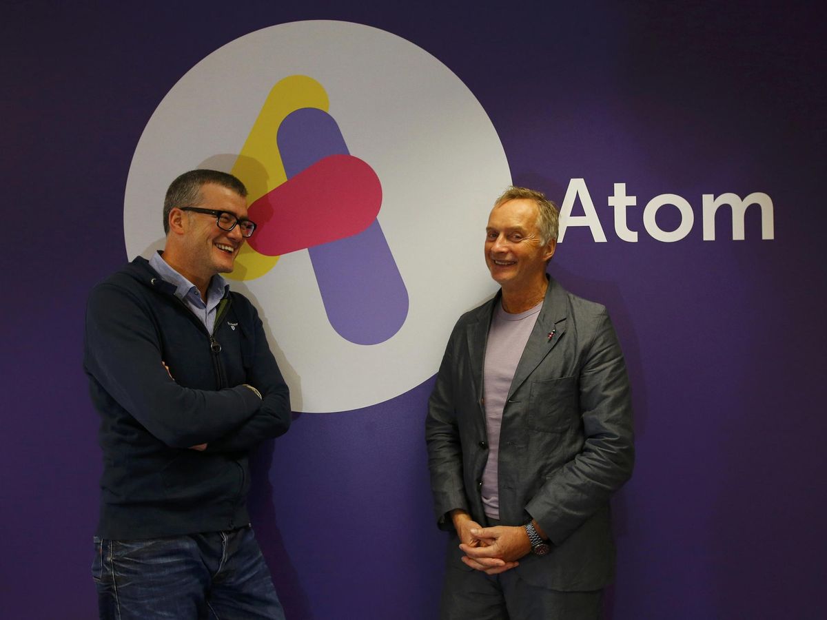 Foto: Mark Mullen, CEO de Atom Bank y Anthony Thomson, fundador. (Reuters/Darren Staples)