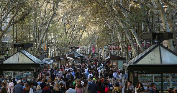 Foto: Imagen de las Ramblas de Barcelona abarrotadas de viandantes (Efe)
