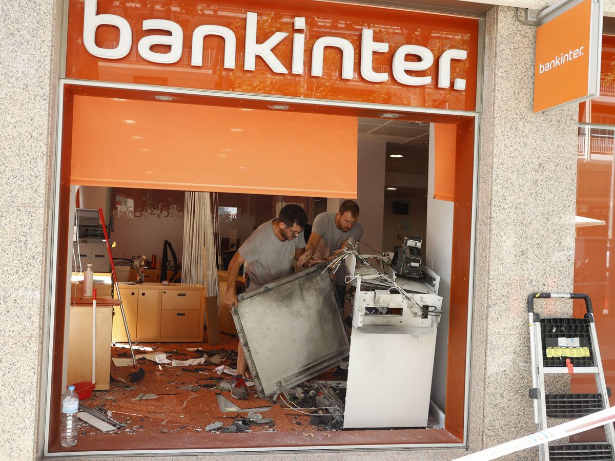 Foto: Los investigadores relacionan a los detenidos con dos robos a sucursales de Bankinter en Málaga. (EFE/Toni Albir)