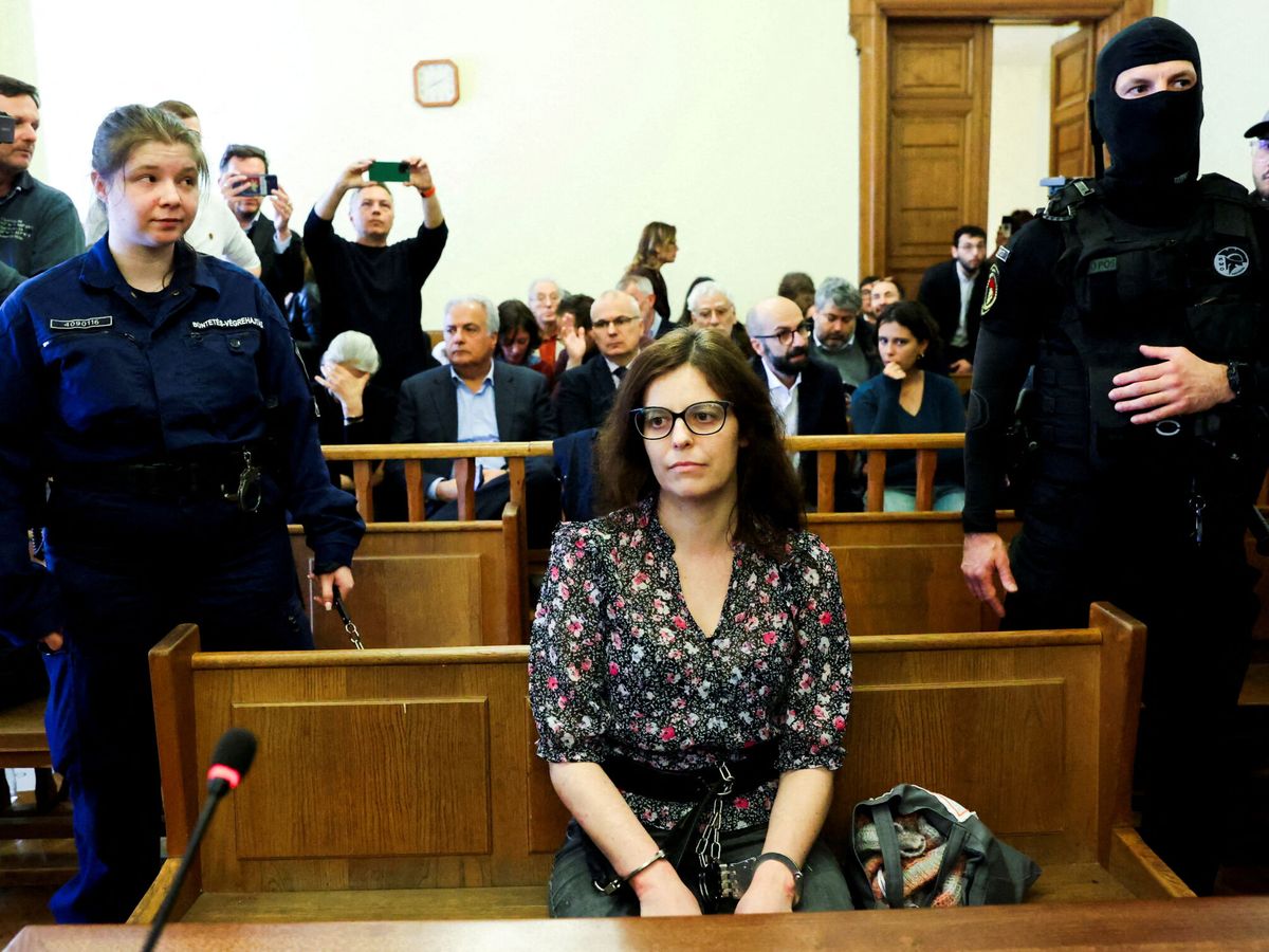 Foto: La profesora italiana Ilaria Salis, acusada de participar en una agresión antifascista contra activistas de extrema derecha, comparece ante un tribunal en Budapest. (Reuters/Bernadett Szabo)