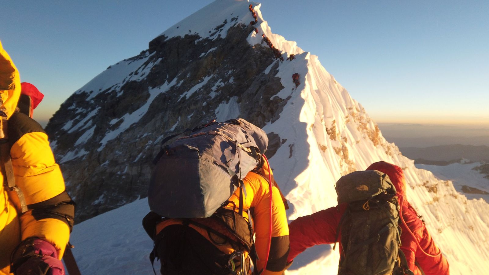 Foto: Montañeros camino a la cima del Everest el 22 de mayo de 2019. (Reuters)