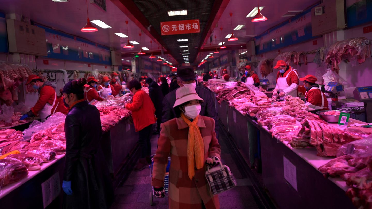 Interior del mercado de Xinfadi. (Reuters)
