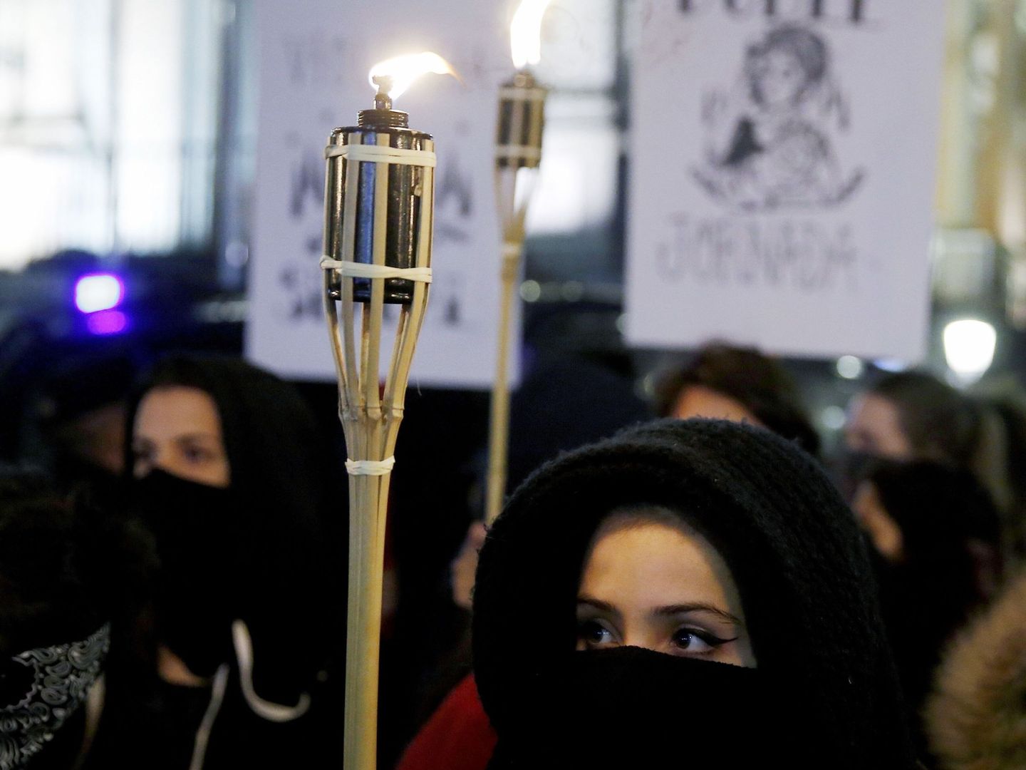 Una mujer porta una vela durante la manifestación que ha recorrido el centro de Madrid. (EFE)