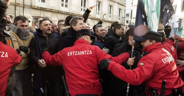 Foto: Agentes de la Ertzaintza reciben con gritos a la consejera de Seguridad este jueves ante el Parlamento Vasco en defensa de sus reivindicaciones laborales. (EFE)