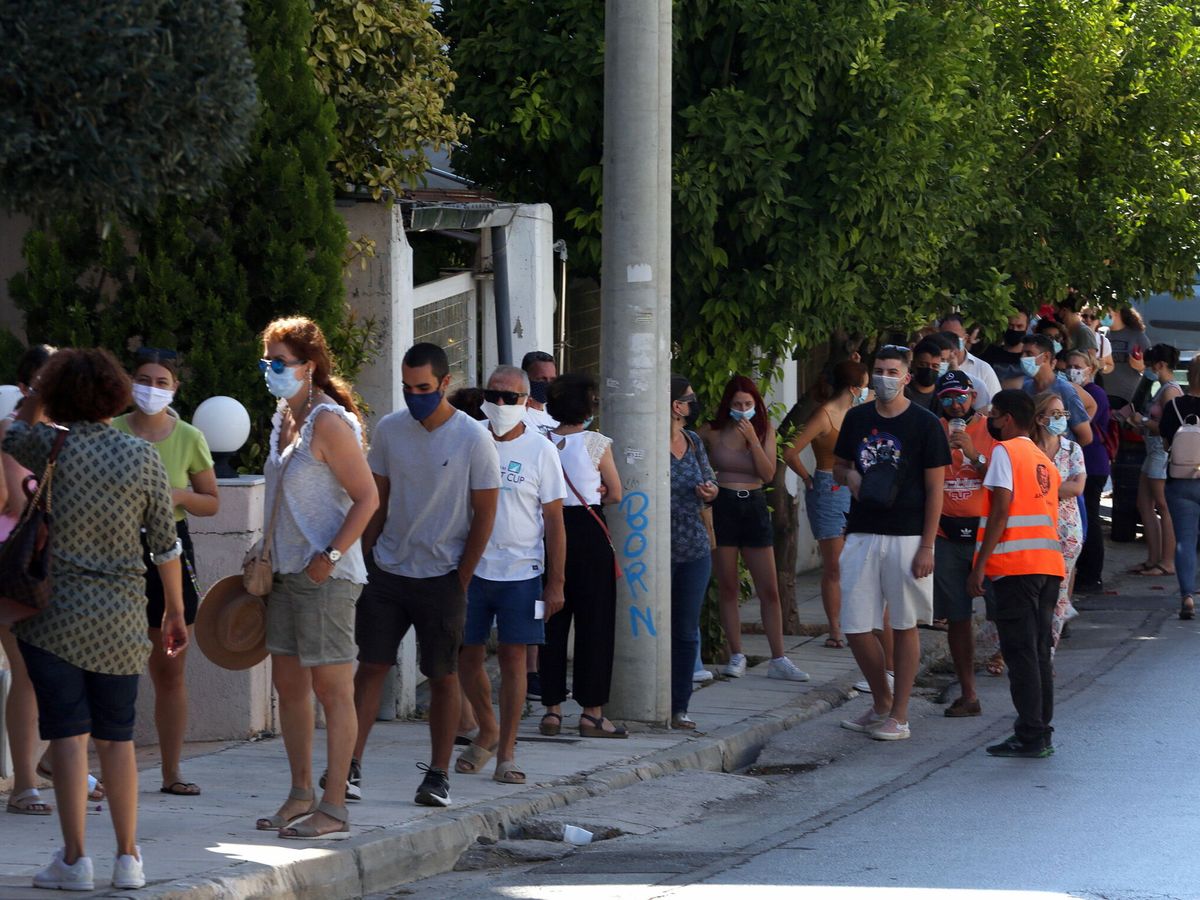 Foto: Varias personas esperan para hacerse un test de covid en Atenas. (EFE)