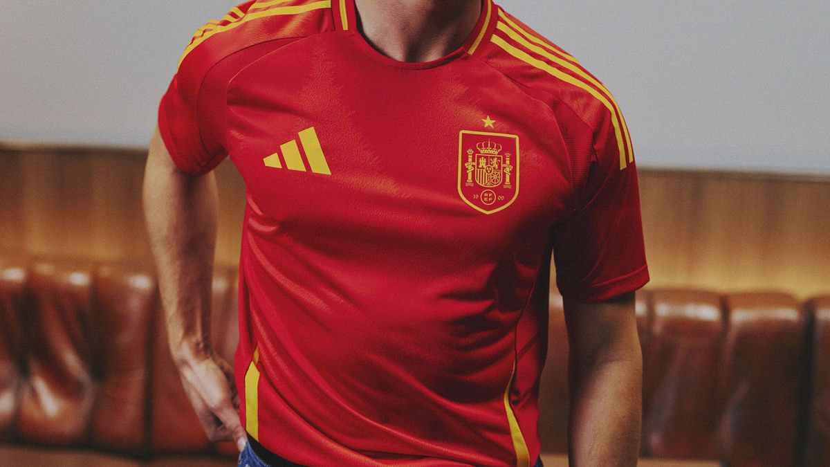 La nueva camiseta de España para la Eurocopa esconde un detalle: qué significa el curioso motivo del cuello
