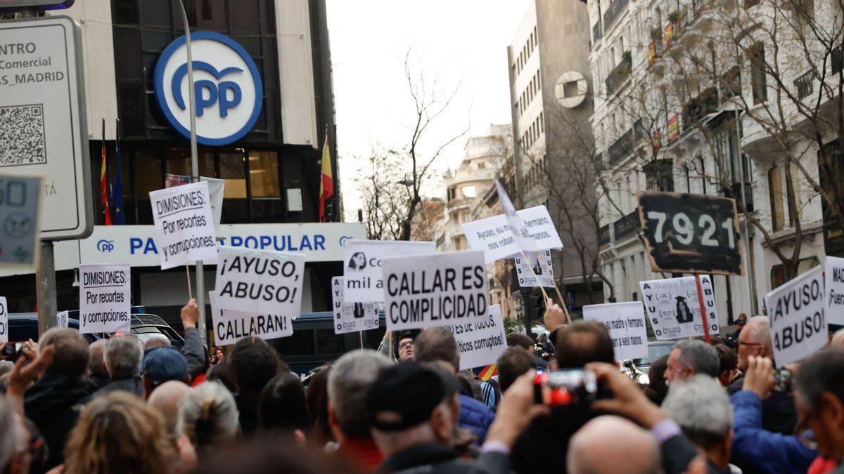 Cientos de personas exigen la dimisión de Ayuso frente a la sede del PP al grito de "asesina"