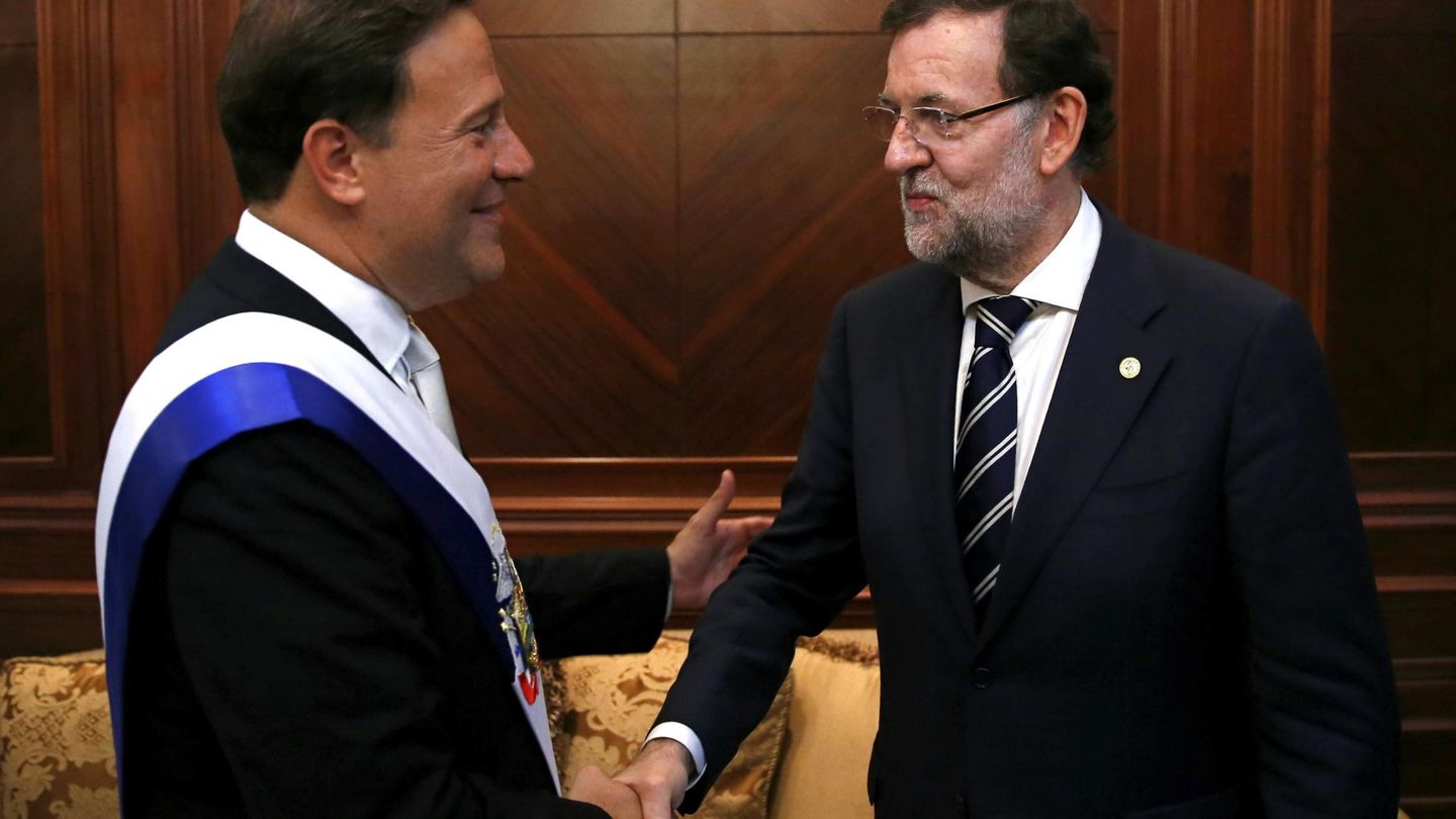 Mariano Rajoy felicita a Juan Carlos Varela, presidente de Panamá, en su toma de posesión del 1 de julio de 2014, en la capital del país. (EFE)