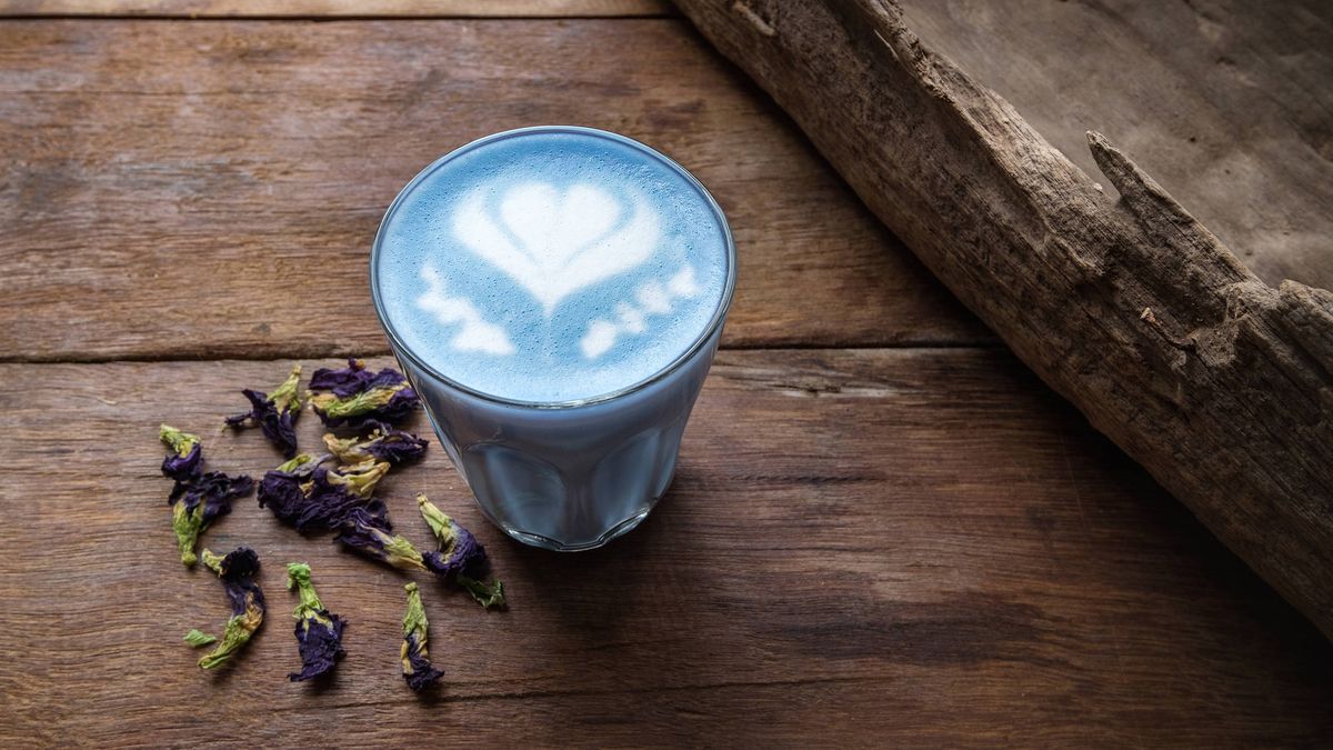 Pink latte y blue latte: cómo convertir el café en una fantasía a todo color