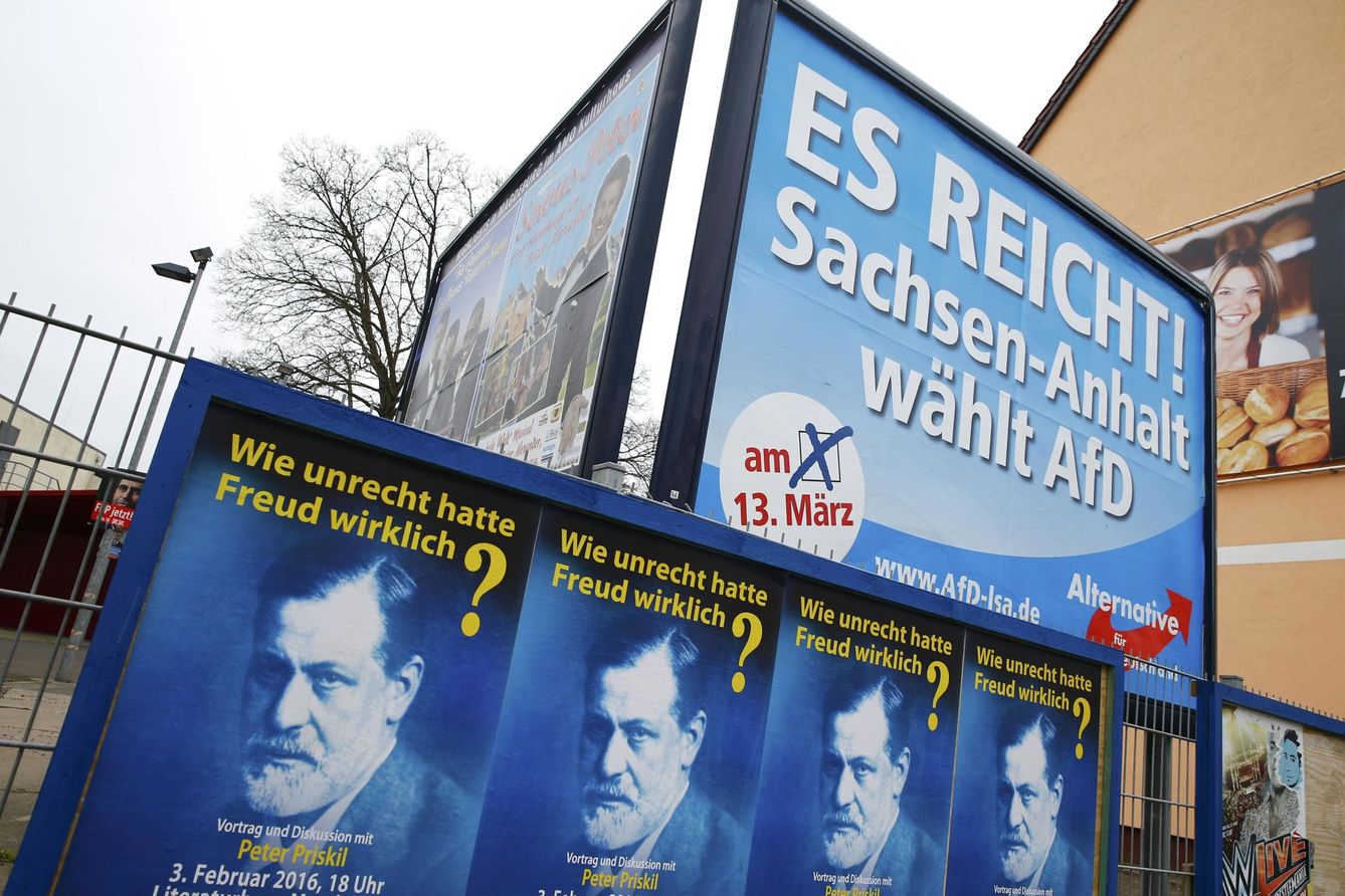 Cartel electoral del AfD en Magdeburg (Reuters).
