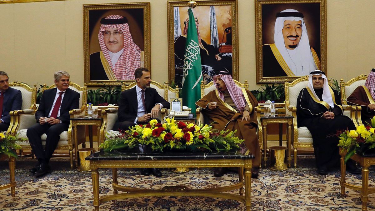 Felipe VI se reúne con empresarios españoles en Arabia Saudí: "estamos muy orgullosos"