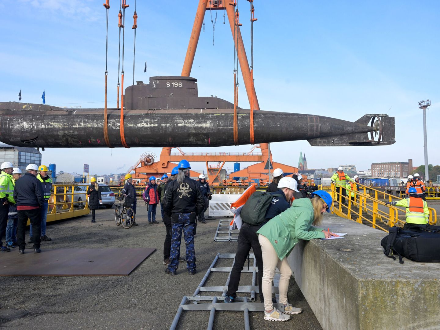 El submarino, siendo trasladado por una grúa (REUTERS/Fabian Bimmer)