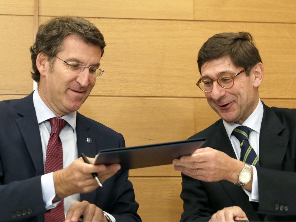 Foto: El presidente del PP, Alberto Núñez Feijóo (i), y el presidente de CaixaBank, José Ignacio Goirigolzarri (d), en 2014. (EFE/Lavandeira)