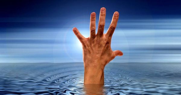 Foto: Una mano saliendo del agua (Pixabay)
