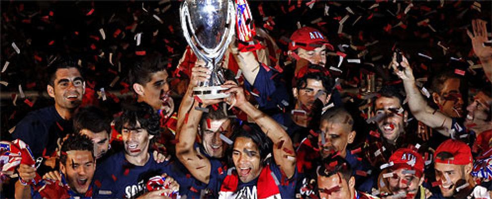 Foto: El Atlético de Madrid ofrece la Supercopa de Europa a Neptuno y a su afición