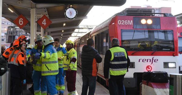 Foto:  Efectivos del Servicio de Urgencia Médica de Madrid (Summa) trabajan en la estación de Alcalá de Henares, donde han resultado heridas 45 personas,. (EFE9