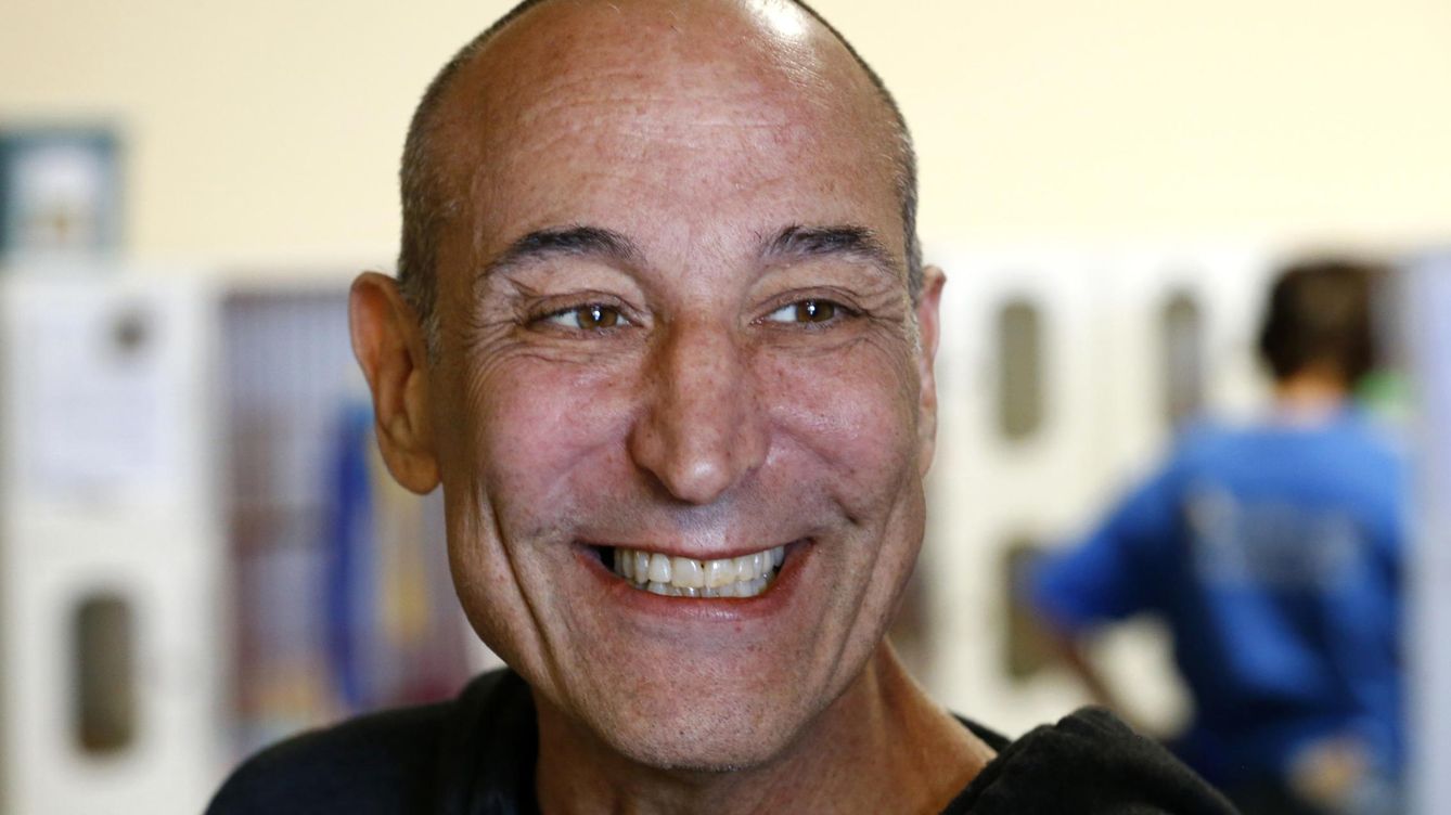 Foto: Hollywood mogul and co-creator of the simpsons, sam simon, smiles while visiting the san diego humane society after he financed the purchase of a chinchilla farm in vista