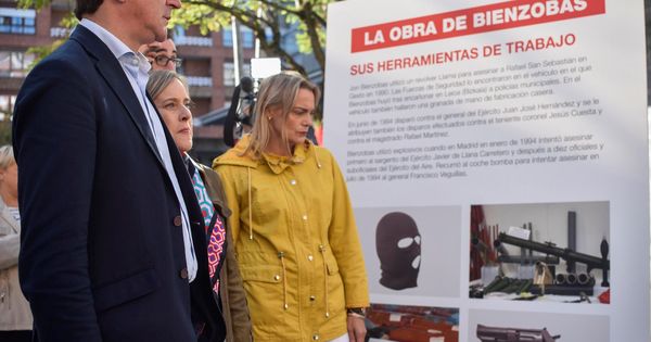 Foto: Alfonso Alonso, junto a las dirigentes del PP Amaya Fernández y Raquel González, observa el panel sobre las "herramientas de trabajo" de Bienzobas de la contramuestra organizada por el PP en Galdakao. (EFE)