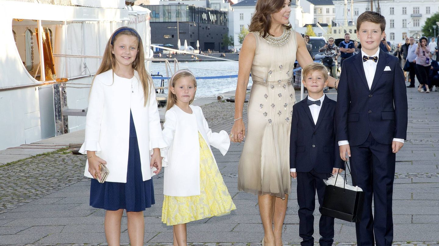 La princesa Mary con sus hijos, Isabella, Josephine, Vincent y Christian, antes de embarcar. (CP)