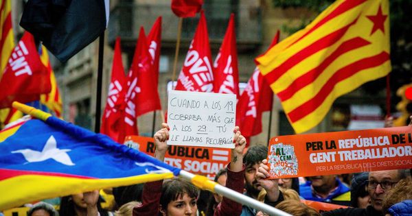 Foto: Manifestación en favor de la República de los Derechos Sociales convocada en Barcelona por la plataforma Alcem-nos, formada por la ANC, la Intersindical-CSC. (EFE)