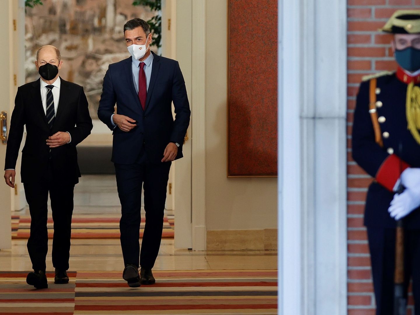 El presidente del Gobierno, Pedro Sánchez, junto al canciller alemán, Olaf Scholz. (EFE/Mariscal) 