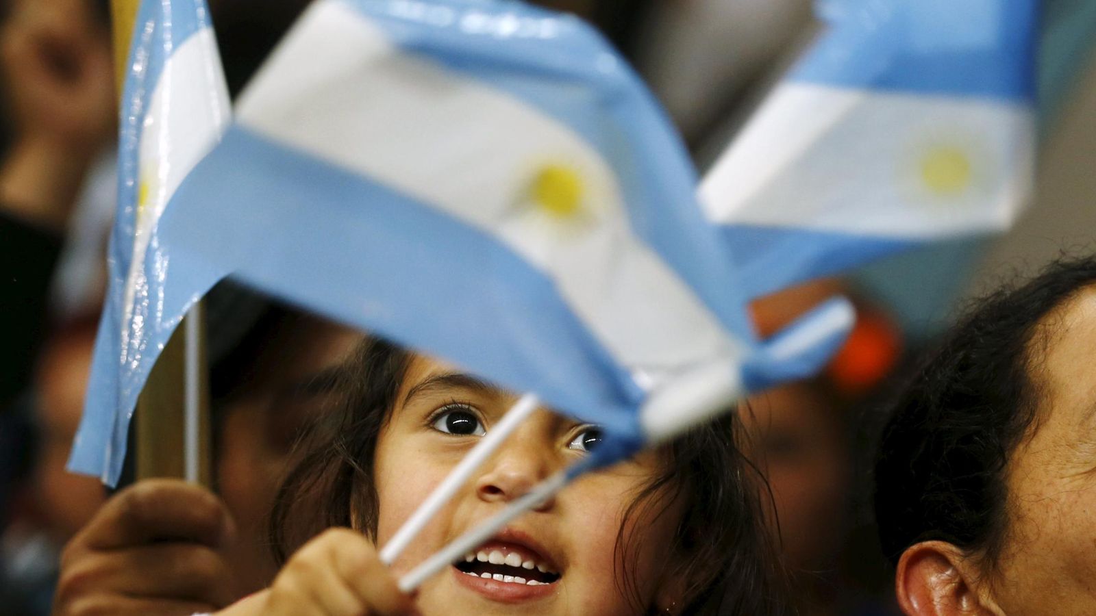 Foto: Una niña agita la bandera argentina durante un mitin del candidato oficialista Daniel Scioli en el suburbio bonaerense de La Matanza, el 19 de noviembre de 2015. (Reuters)
