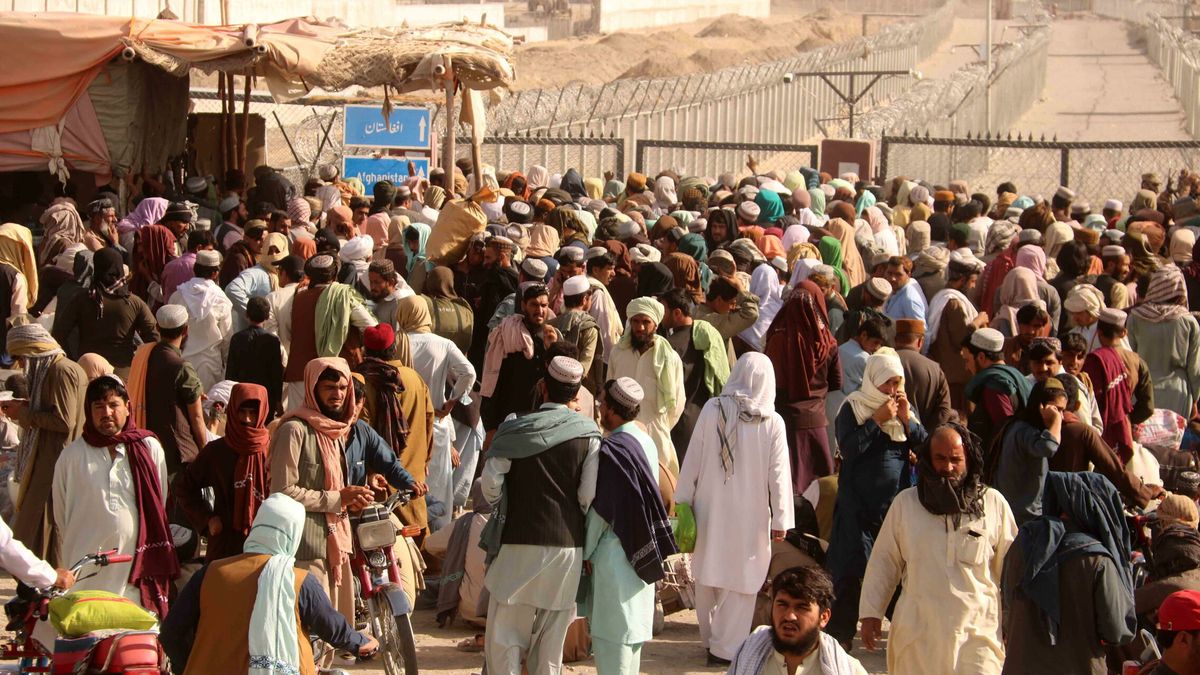 La otra frontera afgana que no sale en la tele: 20.000 refugiados al día cruzan a Pakistán 