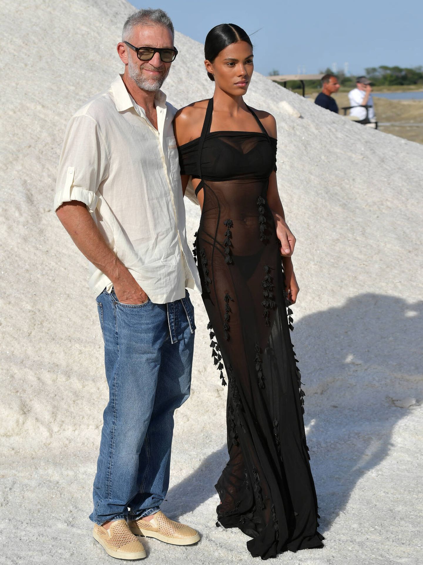 Vincent Cassel y Tina Kunakey, antes del desfile de Jacquemus en Arlés. (Getty/Dominique Charria)