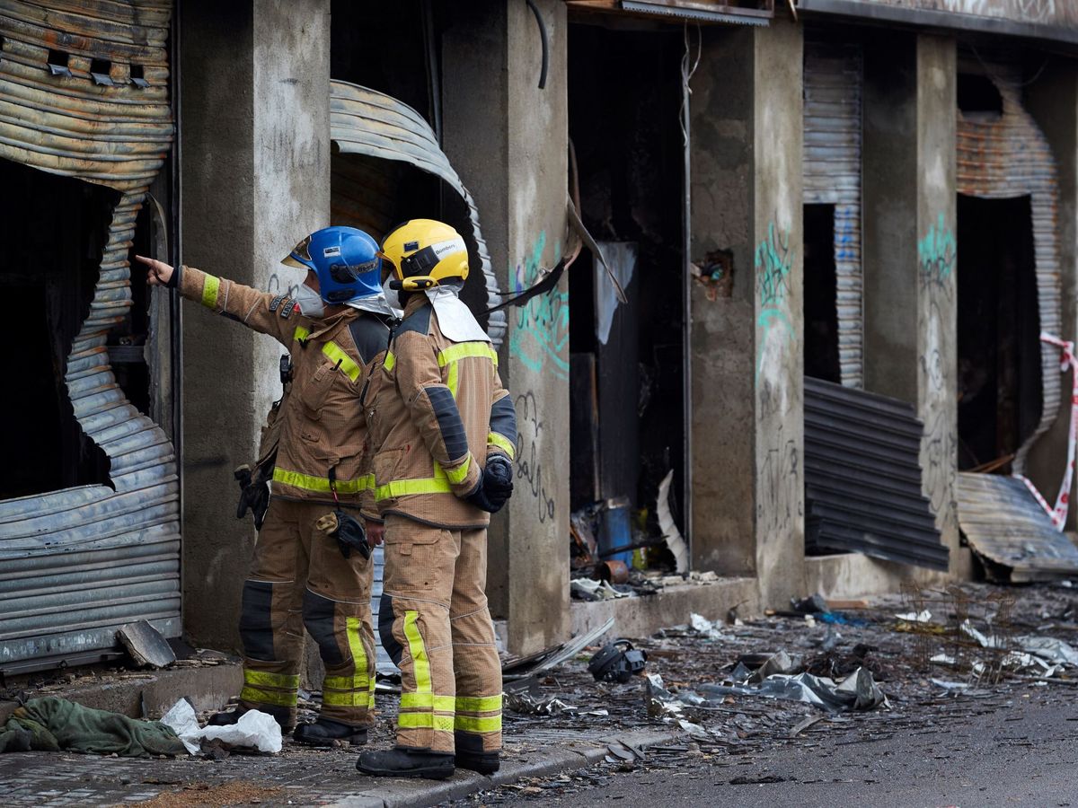 Foto: Los bomberos supervisan en edificio incendiado. (EFE)