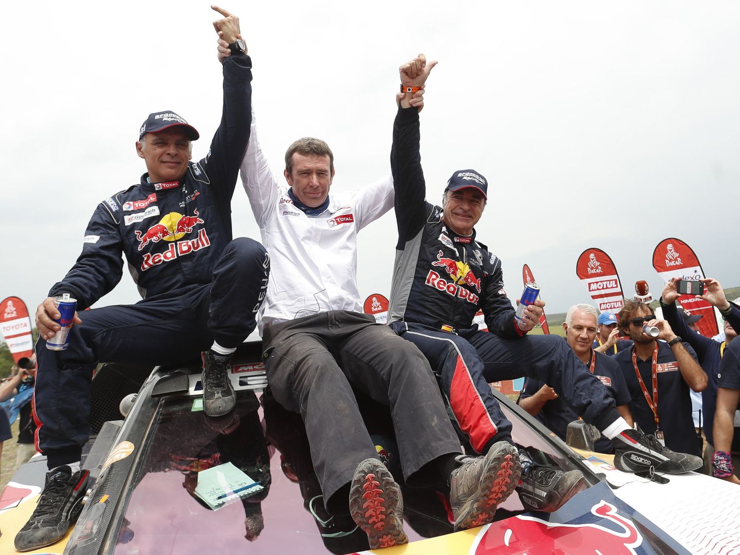 Sainz y Cruz buscan su cuarta victoria en el Dakar. (EFE/Yamid Hay)