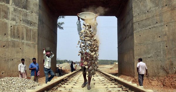 Foto: Trabajadores durante la construcción de una nueva vía de ferrocarril en las afueras de Agartala, capital del estado de Tripura, el 25 de febrero de 2015. (Reuters)