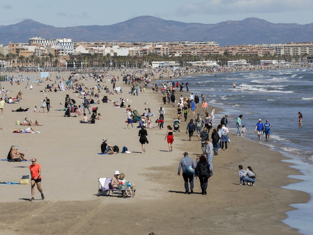 Foto: Valencianos y turistas en la playa de la Malvarrosa de Valencia de Valencia. (EFE/Juan Carlos Cárdenas)