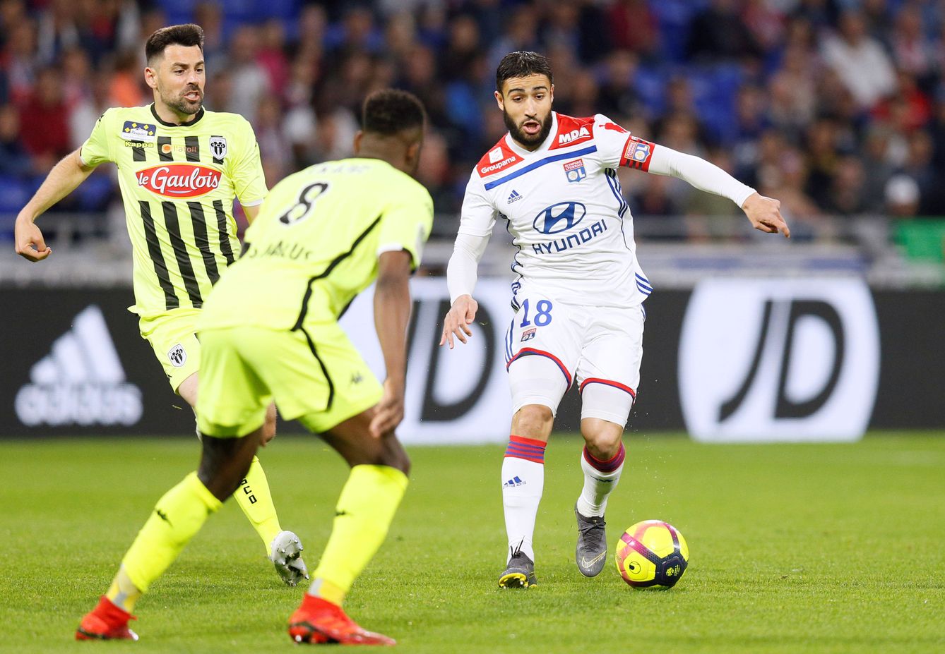 Fekir conduce el balón en un duelo contra el Angers en Francia. (Reuters)