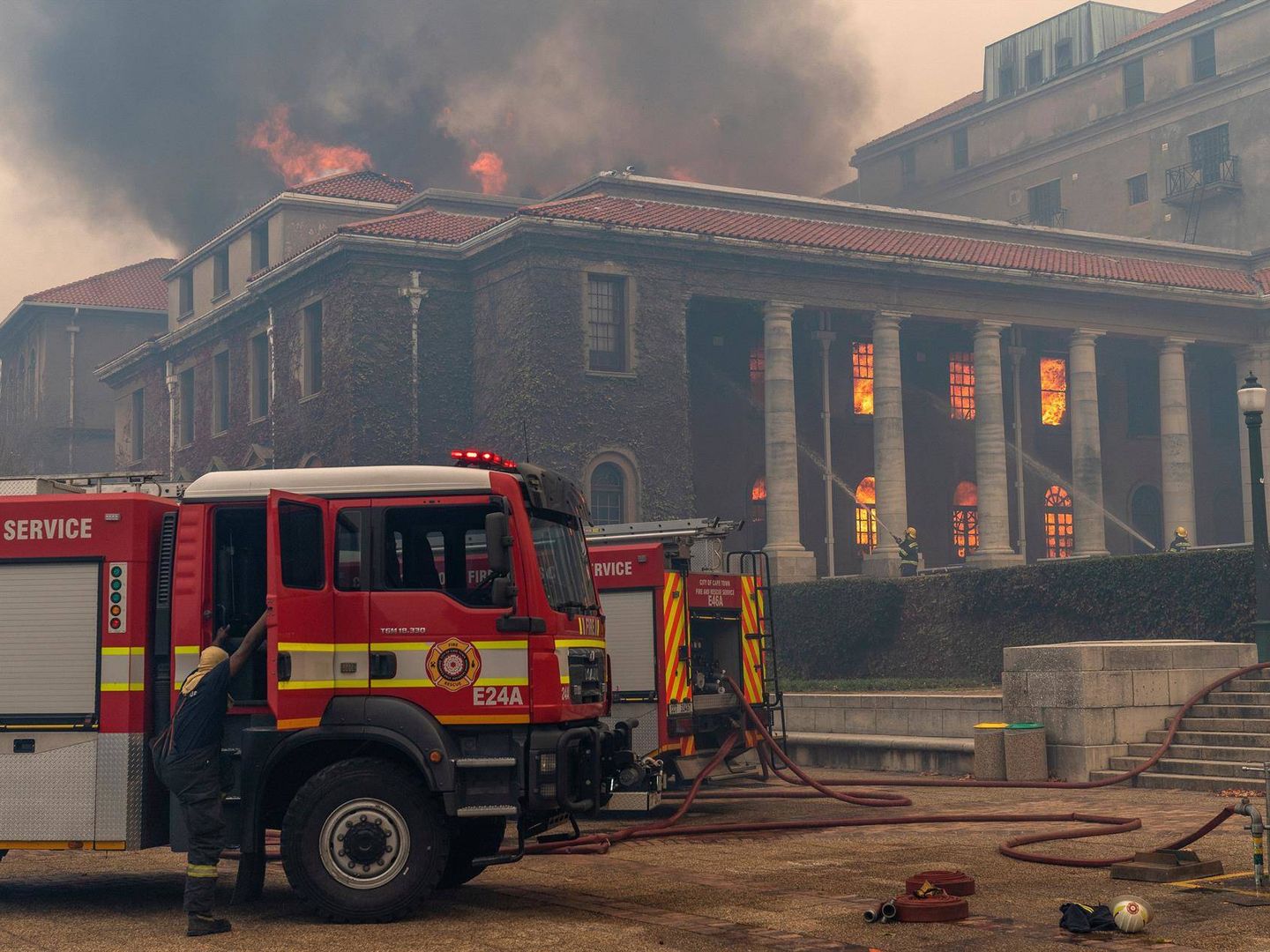 El incendio ha afectado a la Universidad de Ciudad del Cabo. (EFE)