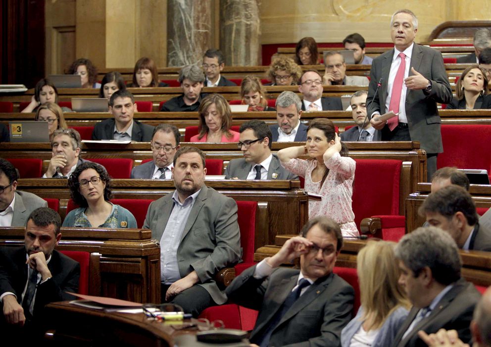 Foto: Artur Mas en primer plano, y Oriol Junqueras (ERC) durante la sesión de control al gobierno catalán del Parlament