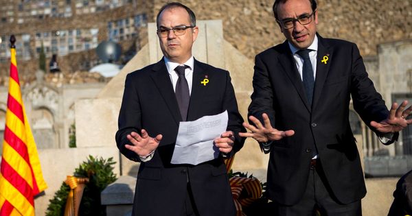 Foto: Los exconsellers y diputados electos Jordi Turull (i) y Josep Rull (d) leen el mensaje enviado por el expresidente de la Generalitat Carles Puigdemont el 25 de diciembre. (EFE)