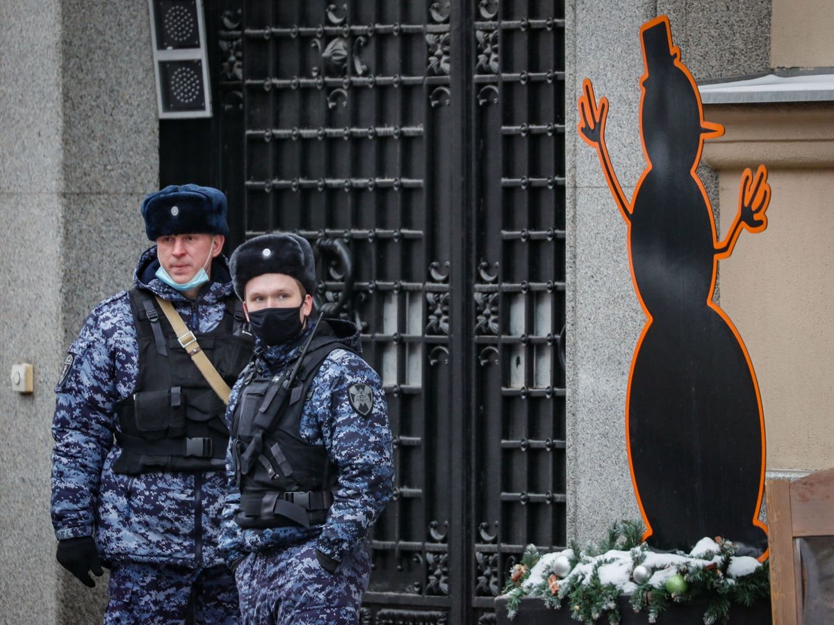 Foto: Dos policías en Moscú. (EFE)