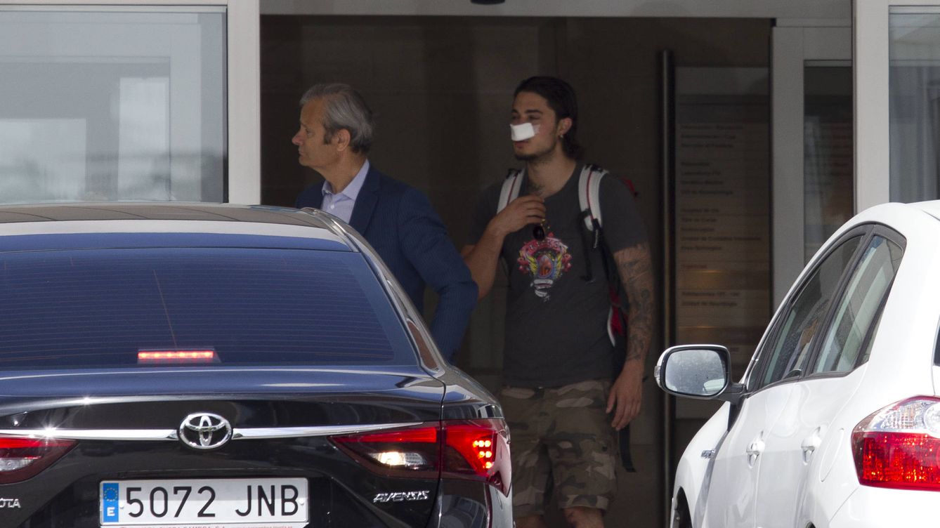 Foto: Javier Merino saliendo de la clínica Ruber junto a Carlo 
