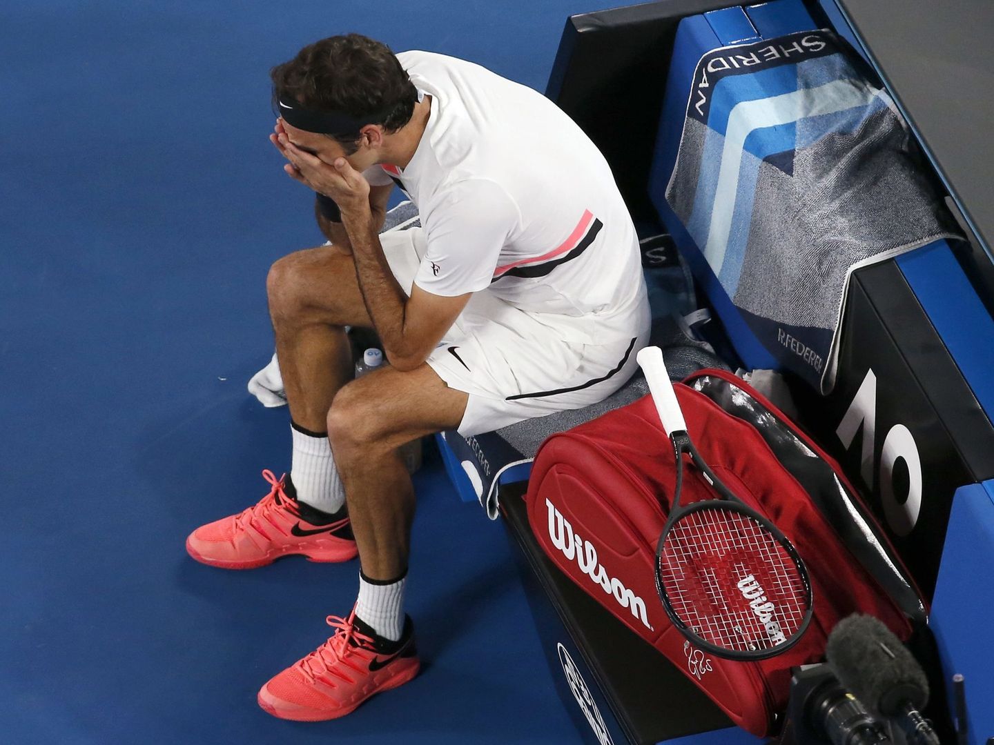 Roger Federer lloró tras su victoria en la final del Open de Australia. (Reuters)