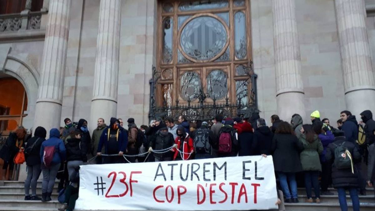 "Parad el golpe de Estado": 14 detenidos tras encadenarse ante el TSJC en Barcelona