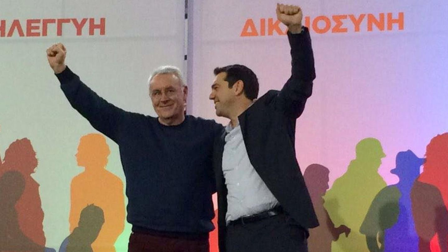 Cayo Lara, respaldando en Grecia la candidatura de Alexis Tsipras. (Efe)