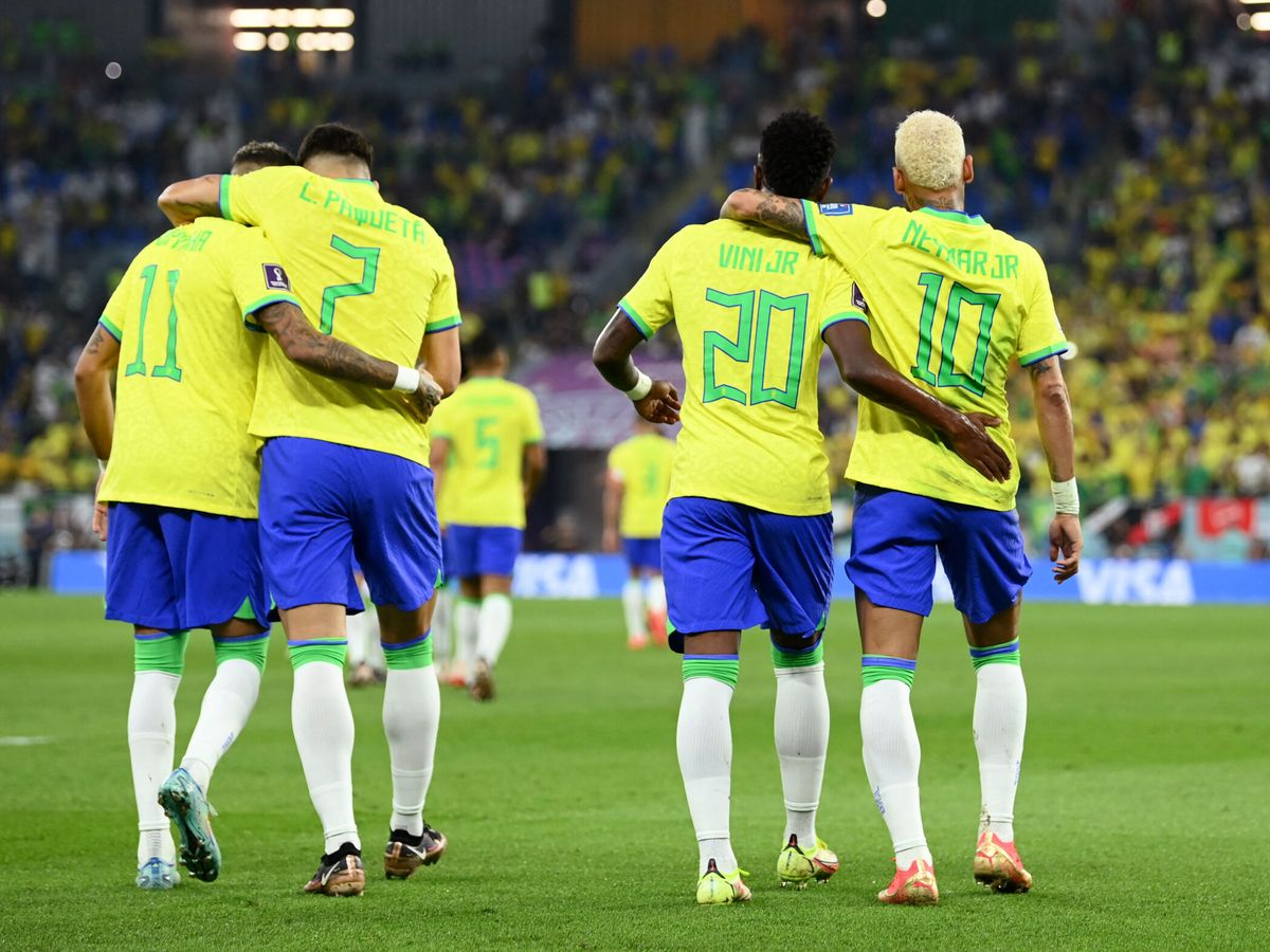 Foto: Neymar y Vinícius se abrazan tras uno de los goles. (Reuters/Annegret Hilse)