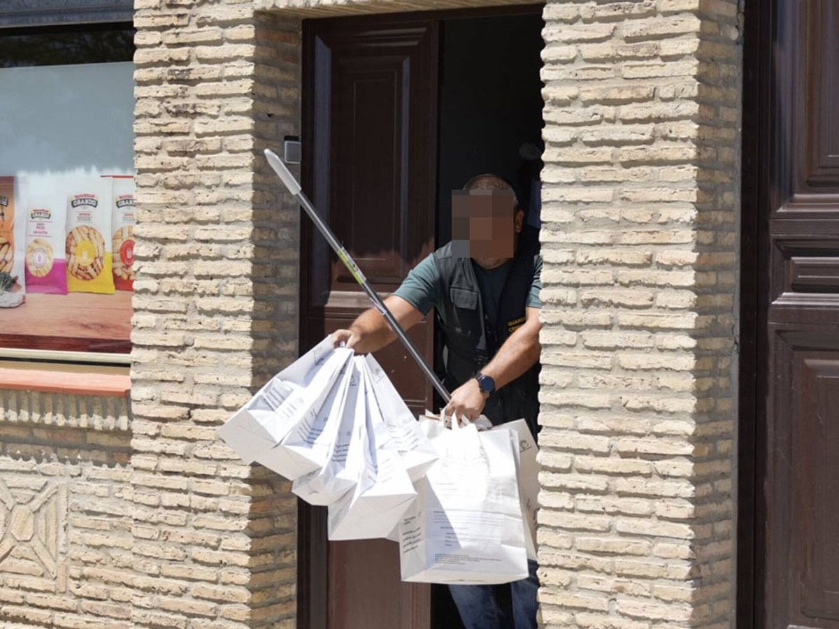 Foto: Un agente de la guardia civil saliendo del domicilio donde se encontró a la víctima. (Europa Press/Joaquin Corchero