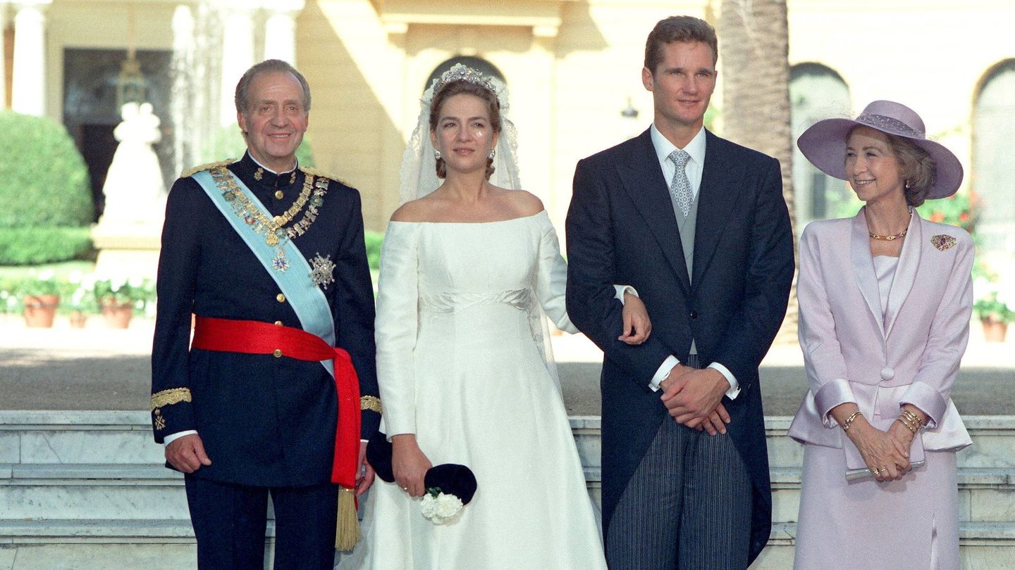 Juan Carlos I y doña Sofía, junto a la infanta Cristina e Iñaki Urdangarin el día de su boda.(EFE)
