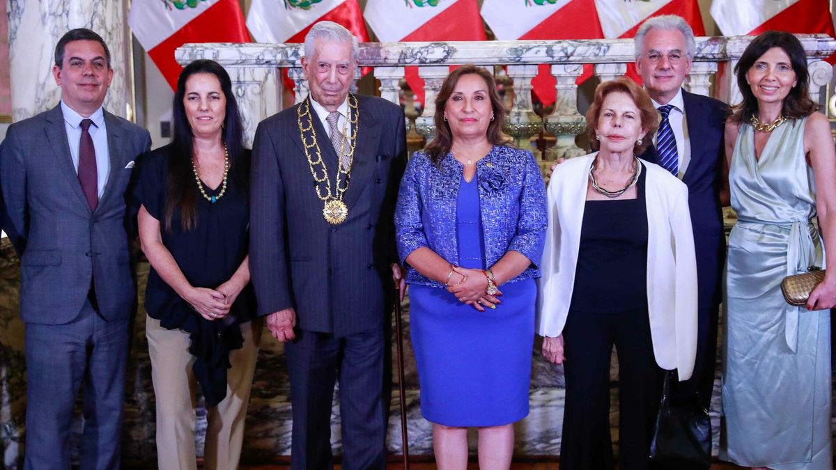 El premio sorpresa a Mario Vargas Llosa en Perú, con Patricia Llosa y sus tres hijos 
