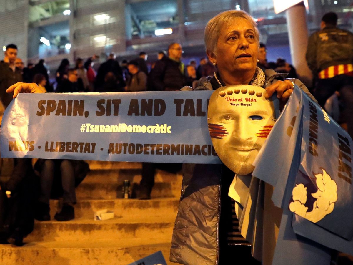 Foto: Protestas de Tsunami Democràtic en el Camp Nou. (EFE/Toni Albir)