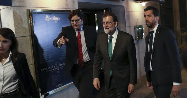 Foto: Mariano Rajoy, a su salida del restaurante en el que ha seguido la sesión de tarde del debate de la moción de censura. (Reuters)
