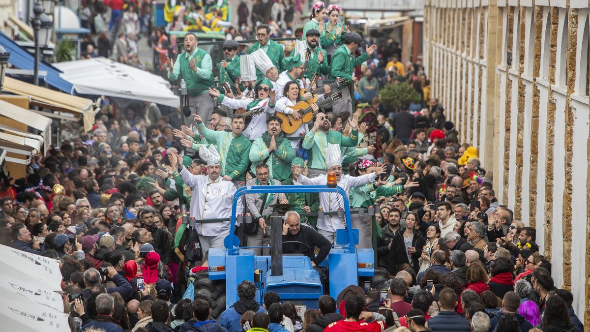 Cádiz es Venecia con más salero: la masificación del carnaval enciende las alarmas en la Tacita