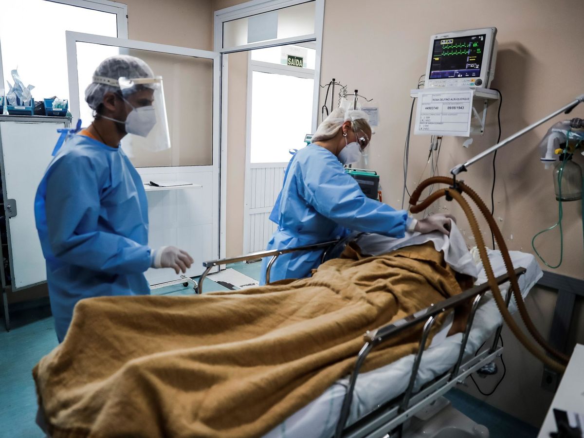 Foto: Una médica asiste a una paciente internada en una UCI en la ciudad de Porto Alegre, Brasil. (EFE)