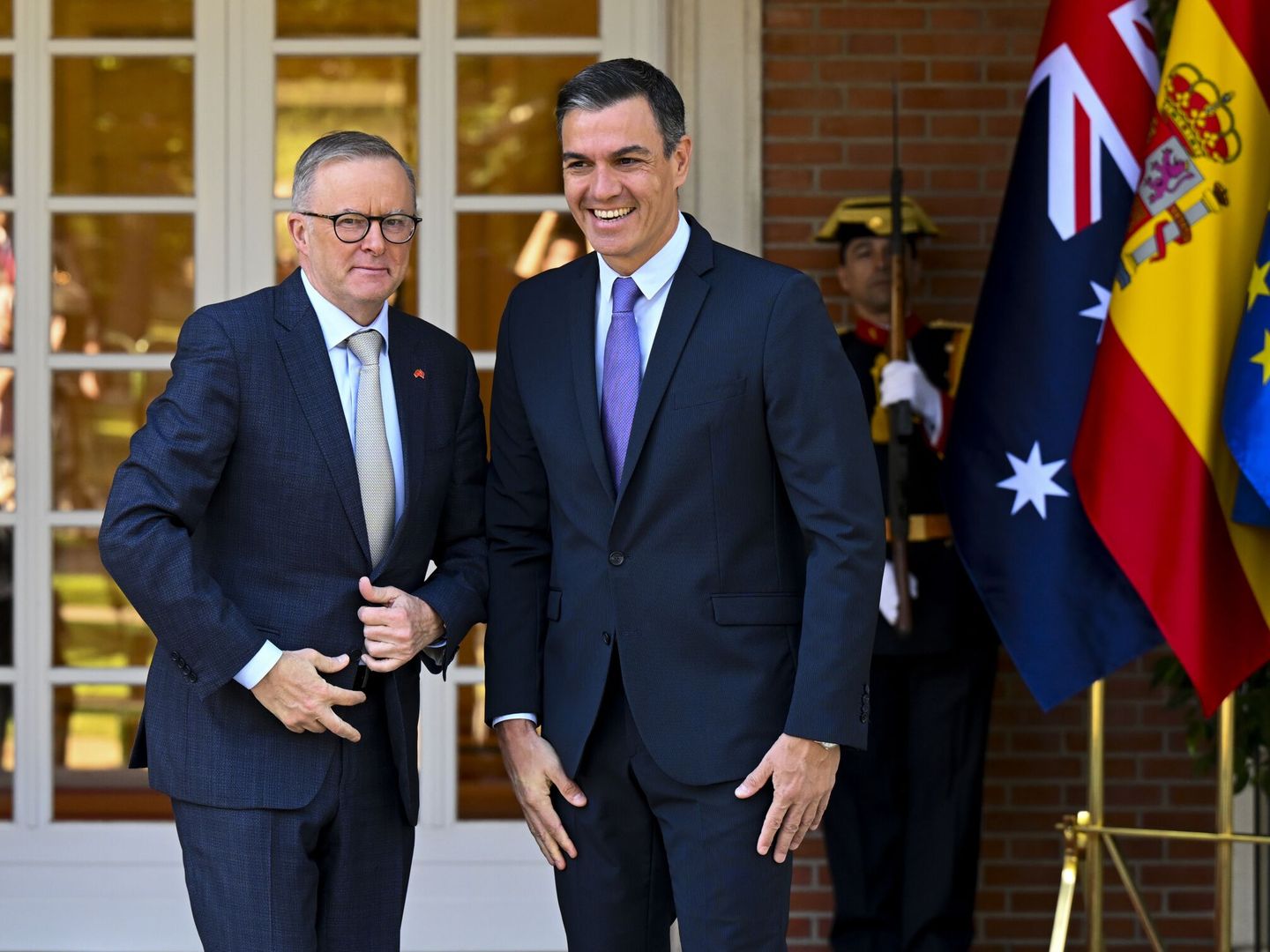 El presidente Sánchez (d) junto al primer ministro australiano, Anthony Albanese (i), tras su encuentro. (EFE/ Lukas Coch)